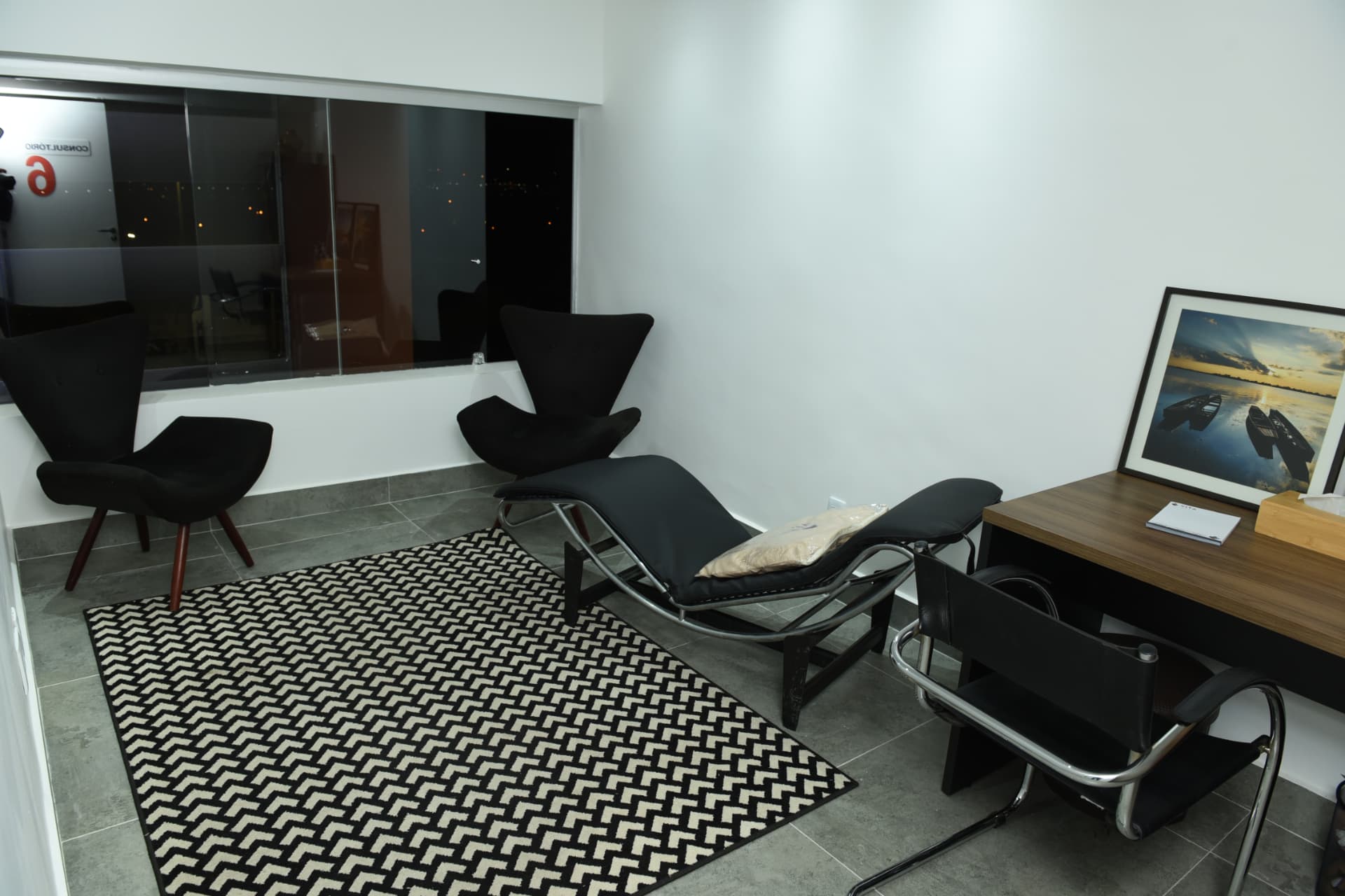 Consultório de psicologia da Vita Center com poltronas, divã e vista para a cidade